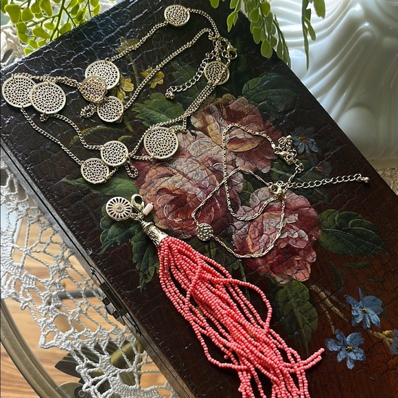 Gold finish Jewelry Set- necklace, bracelets, pendant - Picture 12 of 15